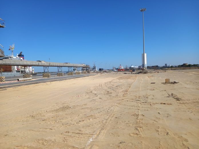La Unión Europea ha aprobado a través del Mecanismo Conectar Europa (CEF, de sus siglas en inglés Connecting Europe Facility) la concesión de 7,3 millones de euros a varios proyectos, que está ejecutando el Puerto de Huelva para la mejora de la multimodalidad y la descarbonización del transporte de mercancías. En concreto se trata de la nueva doble rampa ro-ro que se está llevando a cabo en el Muelle Sur con una inversión que supera los 19,4 millones de euros. Con esta nueva doble rampa roro se incrementará la capacidad para dar servicio a las navieras que operan líneas regulares marítimas especializadas en transporte rodado (semirremolques, vehículos y otras unidades de transporte intermodal). Esta inversión favorecerá las conexiones con Canarias, además de facilitar y acelerar la implantación de nuevas conexiones hacia otros destinos de cabotaje nacional, europeo y con terceros países. Otra actuación incluida en el proyecto es la ampliación de pavimento y potencia eléctrica del Muelle de Minerales, con una inversión que supera los 2,7 millones de euros. Esta actuación permitirá dar suministro eléctrico a los remolcadores del Puerto de Huelva cuando estén atracados, de forma que puedan desconectar sus motores auxiliares con la consiguiente reducción en la emisión de gases de efecto invernadero. El presidente del Puerto de Huelva, Alberto Santana, ha valorado el esfuerzo y la eficacia del equipo técnico del Puerto de Huelva, orientado a conseguir la mejora de la actividad y los servicios portuarios, lo que a su vez redunda en la competitividad del puerto onubense. Alberto Santana ha destacado la importancia de estos proyectos “para potenciar la competitividad de las infraestructuras y los servicios del Puerto de Huelva, que harán posible la apertura de conexiones marítimas a nuevos mercados y la generación de otras actividades de negocio”. El proyecto beneficiario de los fondos europeos se denomina ‘Plataforma Intermodal del Puerto de Huelva II: impulso a la multimodalidad, la conectividad y la sostenibilidad’ (Intermodal Platform of the Port of Huelva II: a boost to multimodality, connectivity and sustainability). Se trata de una continuación del proyecto Plataforma Intermodal del Puerto de Huelva, ejecutado por la Autoridad Portuaria de Huelva durante los años 2016-2022. El proyecto dispone de un presupuesto de más de 24, 6 millones de euros, financiado al 30% por CINEA (European Climate, Infrastructure and Environment Executive Agency), que es la agencia ejecutiva de la UE encargada de gestionar el programa CEF. La iniciativa Plataforma Intermodal del Puerto de Huelva II supondrá un impulso para el Plan Estratégico del Puerto de Huelva 2023-2030 con visión a 2050, aprobado recientemente por el Consejo de Administración de esta institución, ya que contribuirá a que el Puerto onubense se posicione como puerto logístico e intermodal, además de avanzar como puerto sostenible desde el punto de vista ambiental, económico y social, compatibilizando el hecho de ser un puerto innovador, digitalizado, y un clúster energético e industrial. Se trata de la octava actuación CEF del porfolio de proyectos europeos en el marco de la Red Transeuropea y de Transporte (red TEN-T), que gestiona la Oficina de Proyectos Europeos de la Autoridad Portuaria de Huelva. De esta forma, se pone en relieve la importancia de este tipo de ayudas para el desarrollo del Puerto tanto a nivel infraestructural como tecnológico. Las obras incluidas en el Proyecto Plataforma Intermodal del Puerto de Huelva II forman parte del Plan de Empresa 2022-2026 del Puerto onubense, que contempla unas inversiones superiores a 236 millones de euros.