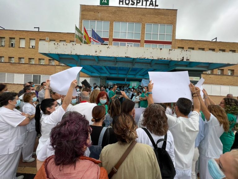 <strong>El personal del hospital de Riotinto se concentra en apoyo de la supervisora de cirugía recientemente cesada por la dirección del centro</strong>