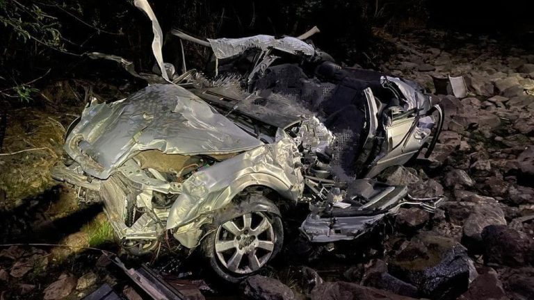Un muerto y un herido grave en el límite entre Huelva y Badajoz tras precipitarse el coche en el que viajaban desde un puente de 30  metros