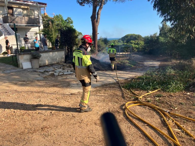 El Infoca extingue el incendio de El Rompido, donde Bomberos del Consorcio evitaron que las llamas afectasen a varias viviendas