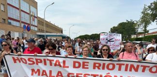 Más de medio millar de personas reclaman a las puertas del Hospital de Riotinto una sanidad pública digna