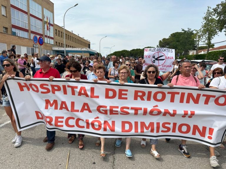 Más de medio millar de personas reclaman a las puertas del Hospital de Riotinto una sanidad pública digna