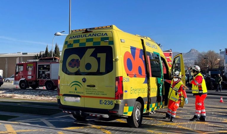 Muere un hombre tras salirse de la carretera un coche en Hinojos
