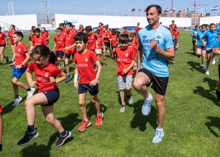 El atleta lepero Carlos Martín participa en un encuentro con jóvenes onubenses en el Estadio Iberoamericano