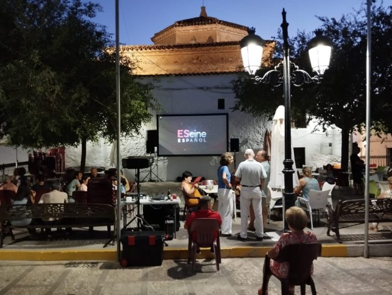 Casi cuarenta municipios de la provincia de Huelva ya han disfrutado del cine en plazas y parques desde el mes de junio