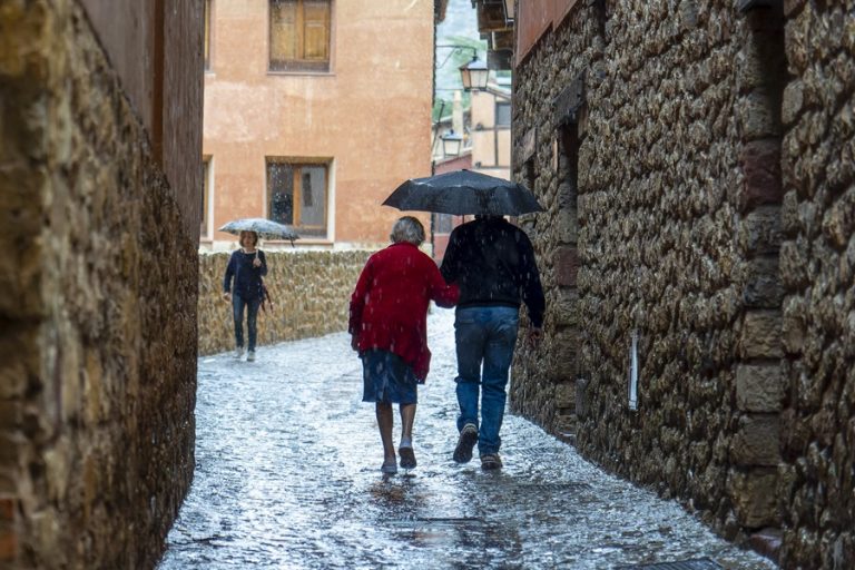 Alerta amarilla por el riesgo de tormentas y lluvias con precipitaciones acumuladas de hasta 40 litros en 12 horas en Cáceres: la Aemet activa el aviso en siete comunidades autónomas.