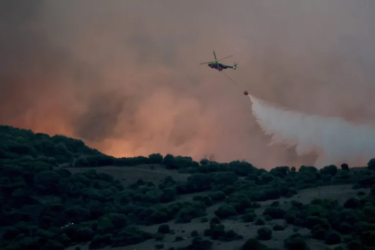 Incendio forestal en Algeciras estabilizado tras casi 24 horas de lucha: 65 efectivos y dos helicópteros para controlar el fuego