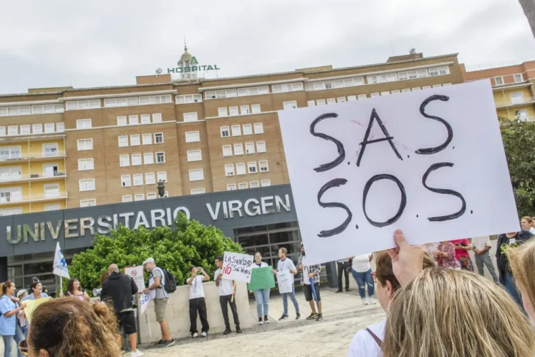 Trabajadores del Servicio Andaluz de Salud exigen una mayor inversión en sanidad y una reducción de las listas de espera para evitar el deterioro de la sanidad pública en Andalucía.