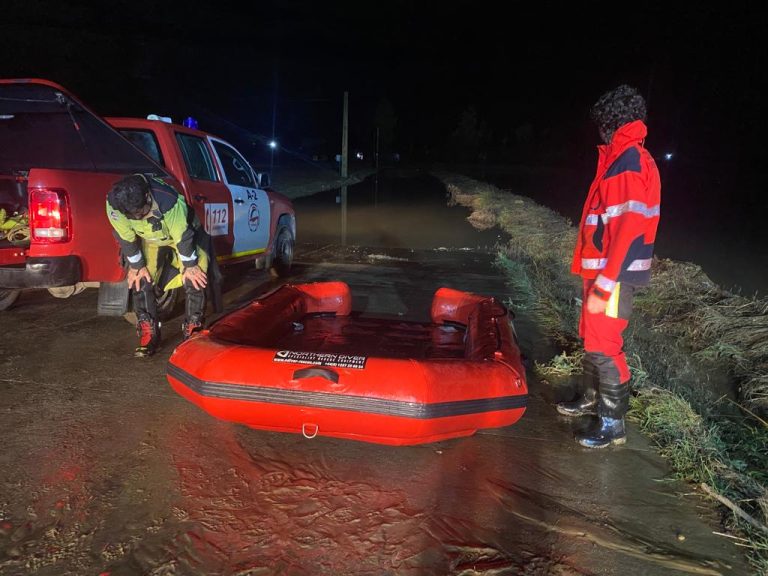 El Consorcio Provincial de Bomberos de Huelva ha intervenido esta madrugada para evacuar a varias personas como consecuencia de las fuertes lluvias