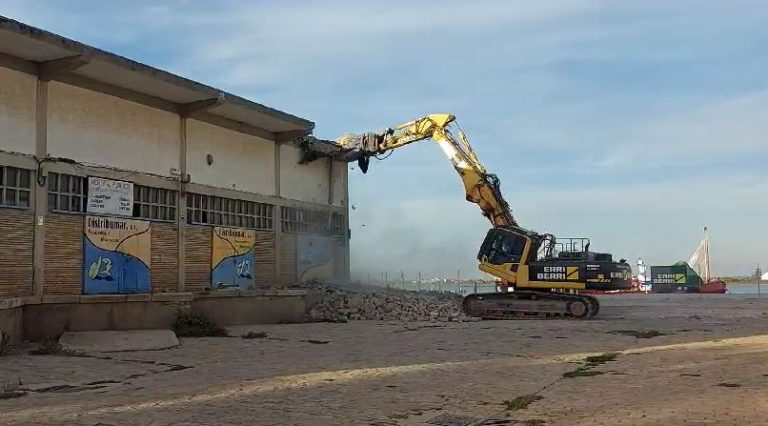 El Puerto de Huelva inicia hoy la última fase del proceso de demolición de las antiguas naves de exportadores de pescados y mariscos en el Muelle de Levante