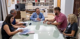 David Toscano se reúne con vecinos de El Portil para abordar diversas cuestiones que preocupan en el núcleo costero Vecinos El Portil