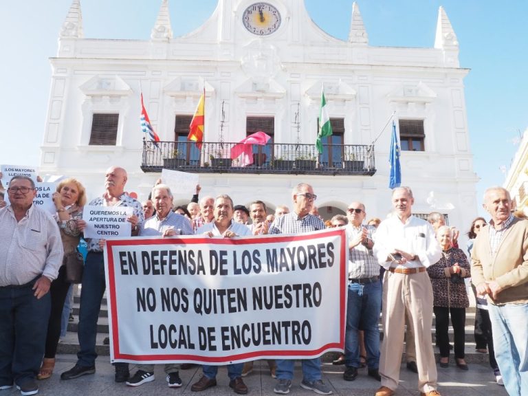 Mayores de Cartaya se concentran para pedir al Ayuntamiento que les devuelva el Centro de Día del centro de la localidad
