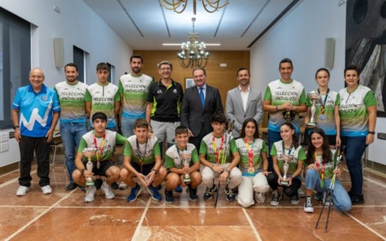 El presidente de la Diputación Provincial felicita al equipo de Huelva campeón de marcha nórdica con la selección andaluza