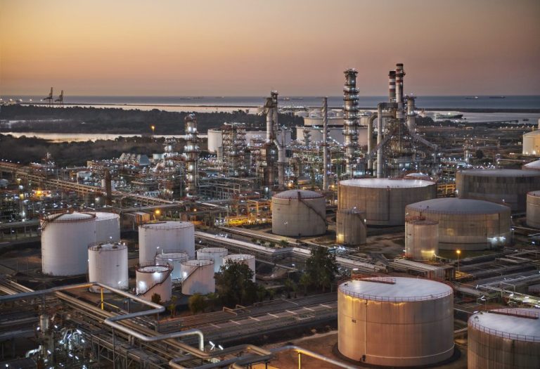 Cepsa consigue producir fenol circular a partir deplásticos de un solo uso por vez primera en España