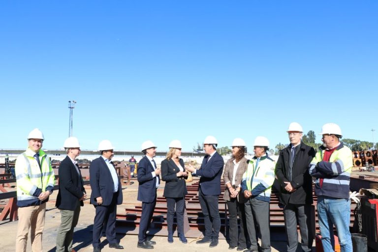 El presidente del Puerto de Huelva, la alcaldesa de la ciudad y el delegado del Gobierno de la Junta visitan las instalaciones de Nuevo Astillero de Huelva