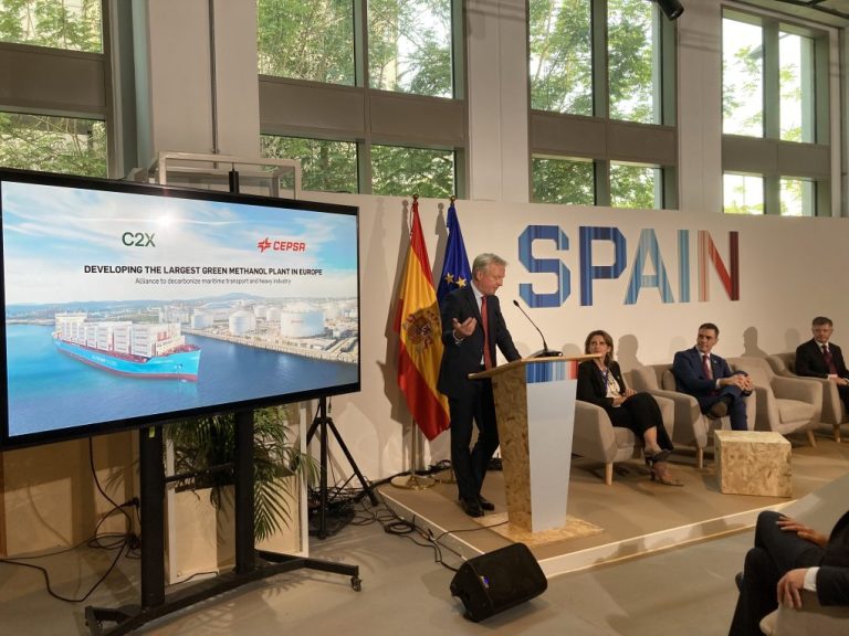 Cepsa y C2X suman fuerzas para desarrollar la mayor planta de metanol verde de Europa
