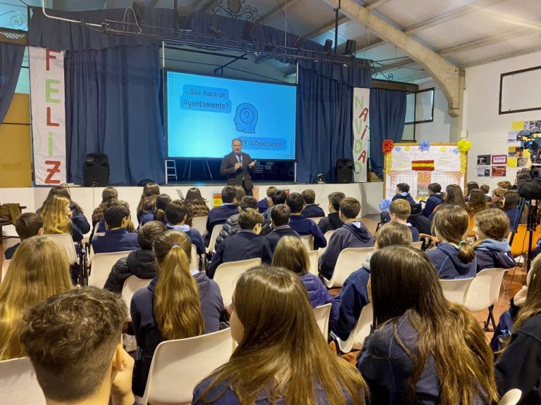 El presidente de Diputación ofrece una charla en el colegio Santo Ángel con motivo del 45 aniversario de la Constitución