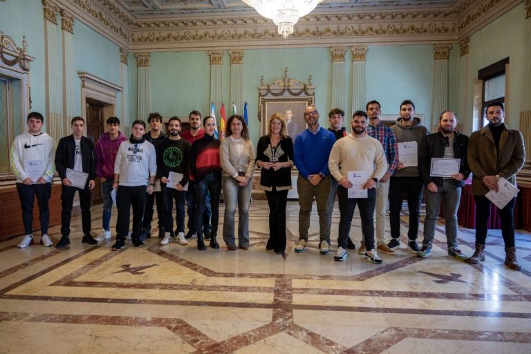 9 de los 15 alumnos que han terminado el curso de ‘Iniciación a Instalador de Placas Fotovoltaicas’ ya están trabajando