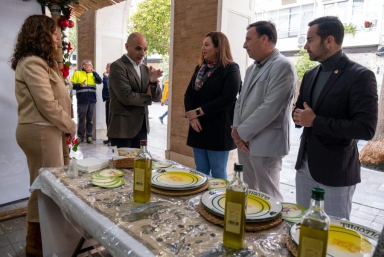 La Muestra del Aceite de Oliva, Conservas y Quesos de la provincia, el mejor preámbulo navideño en los soportales de Diputación