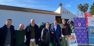 Empresas onubenses y la Cofradía de la Santa Cruz se unen para apoyar a la Asociación Debra-Piel de Mariposa