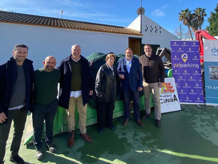 Empresas onubenses y la Cofradía de la Santa Cruz se unen para apoyar a la Asociación Debra-Piel de Mariposa 