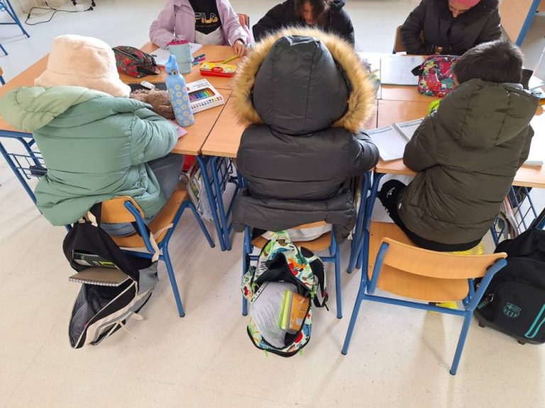 Clases con abrigo y gorro en el CEIP Nuevo Ensanche Sur por falta de calefacción