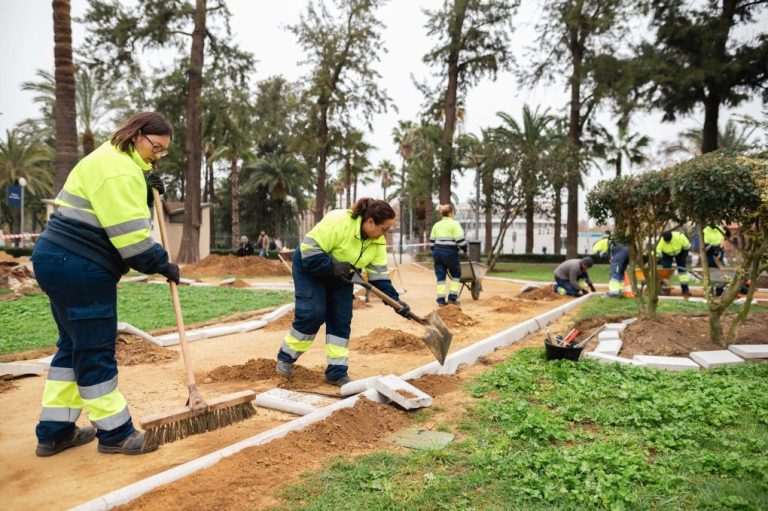 El Ayuntamiento contrata a temporeras del campo residentes en Huelva para atenuar la eventualidad del empleo en el sector