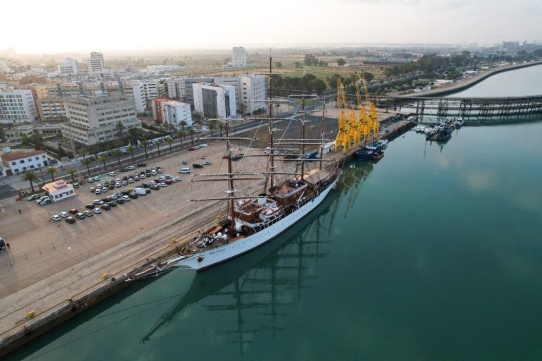 El presidente del Puerto de Huelva da la bienvenida al velero de lujo Sea Cloud, que permanecerá atracado en el Muelle de Levante sur hasta hoy por la tarde