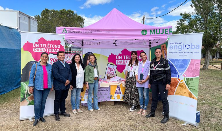La Junta instala un punto de información a la mujer en El Rocío que ofrece atención y asesoramiento