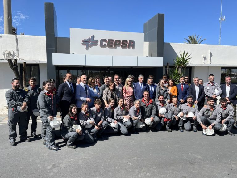La consejera de Educación de la Junta de Andalucía interacciona con los alumnos de FP Dual de Palos en su visita al Parque Energético La Rábida de Cepsa
