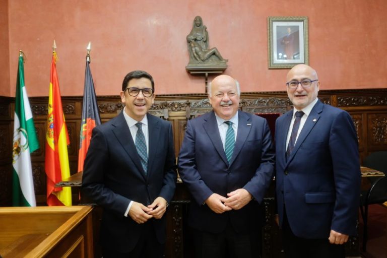 El presidente del Parlamento andaluz, Jesús Aguirre, visita el Ayuntamiento de Ayamonte