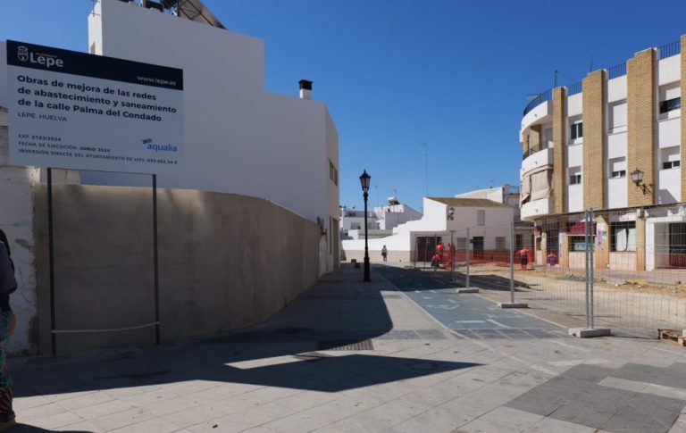 El Ayuntamiento de Lepe destina una inversión de casi 700.000 euros a obras de mejora en las redes de abastecimiento y saneamiento de la calle Palma del Condado