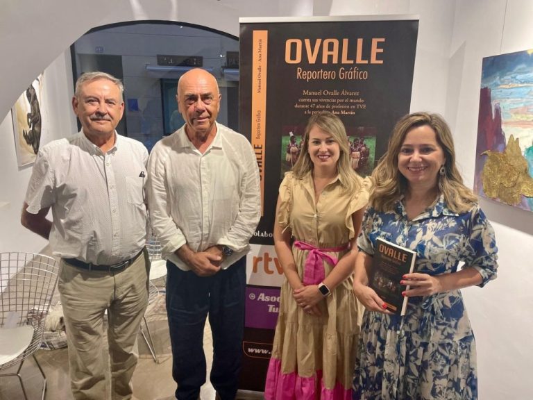 Éxito de publico en la presentación del libro ‘Ovalle, reportero gráfico’ en la galería John Holland de Lepe