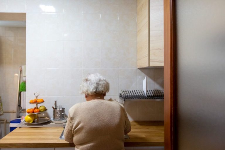 El Servicio Andaluz de Teleasistencia gestiona más de 1.100 llamadas para prevenir los efectos de las altas temperaturas desde junio en Huelva
