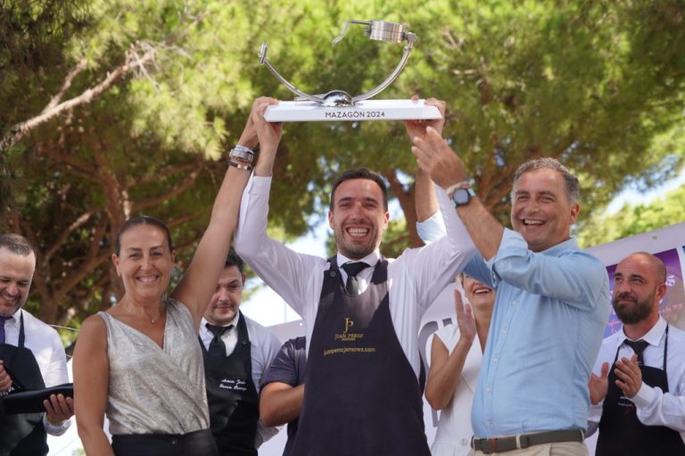 Juan Antonio Pérez se proclama campeón en el IV Concurso de Cortadores de Jamón de Mazágon