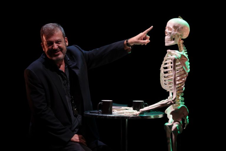 El regreso triunfal de Julio Fraga: En la Punta de la Lengua, una comedia imperdible en el Gran Teatro de Huelva