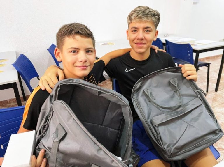 La Fundación La Caixa acompaña en el inicio de curso a más de 70 niños onubenses en situación vulnerable