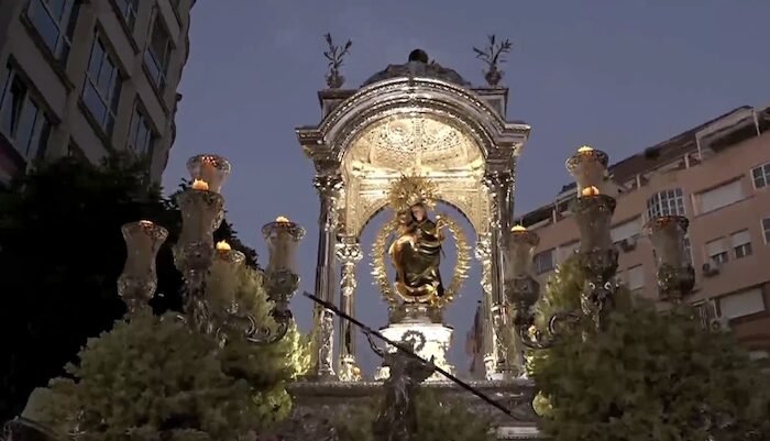 La Procesión Solemne de la Patrona de Huelva ilumina las calles del centro en su recorrido anual