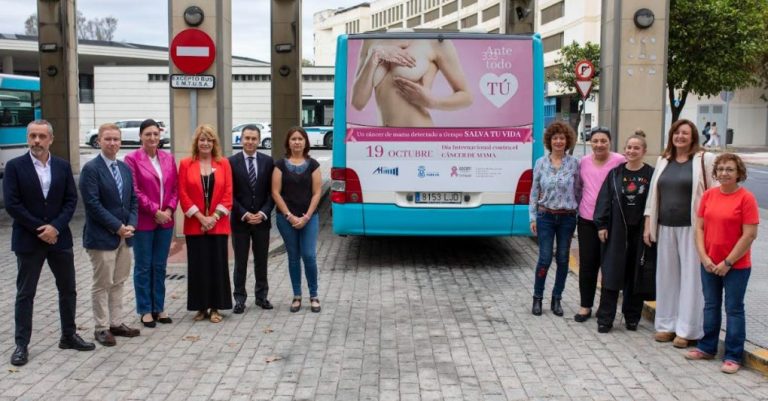 El Ayuntamiento de Huelva se une a la lucha contra el cáncer de mama teñiendo de rosa dos autobuses de Emtusa