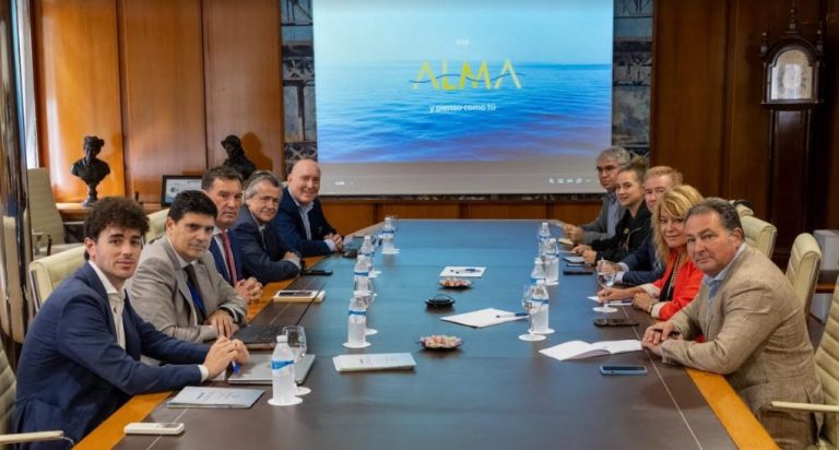 Representantes del Puerto de Huelva, la Diputación Provincial y el Ayuntamiento de Huelva se reúnen con dirigentes de la naviera Alma Cruceros