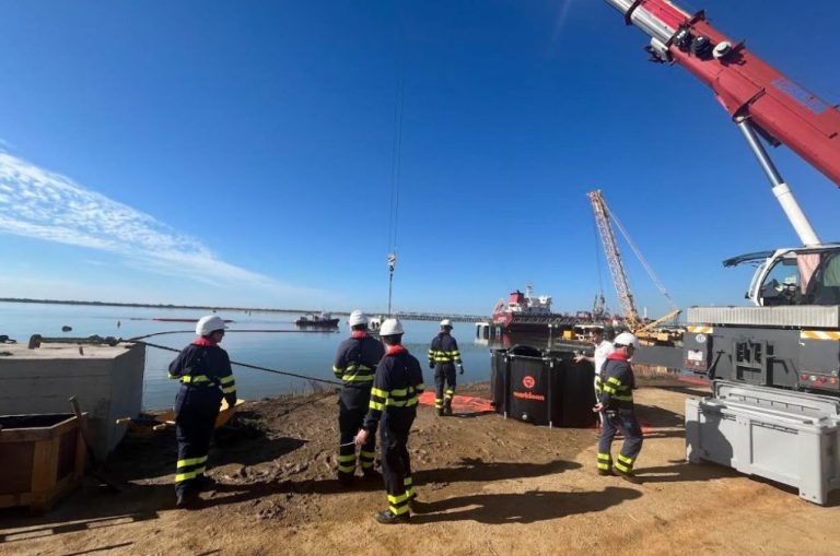 El Puerto de Huelva acoge hoy un simulacro  de vertido de un buque en el puerto exterior