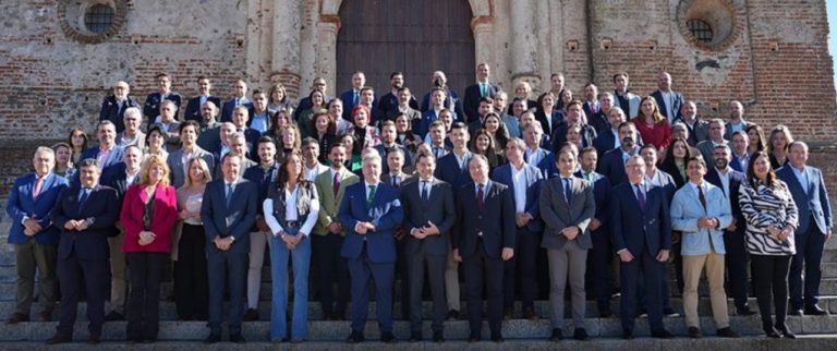 El presidente de la Junta destaca en la Sierra el compromiso con las entidades locales con un aumento del Presupuesto para 2025 del 12,4%