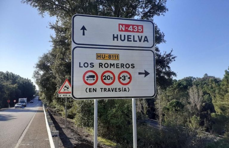 Diputación diseña y fabrica las señales de tráfico para limitar el paso de vehículos pesados por la travesía de Los Romeros
