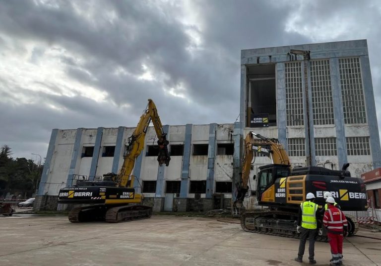 El Puerto de Huelva comienza el derribo del edificio de Expofrisa en el Muelle de Levante