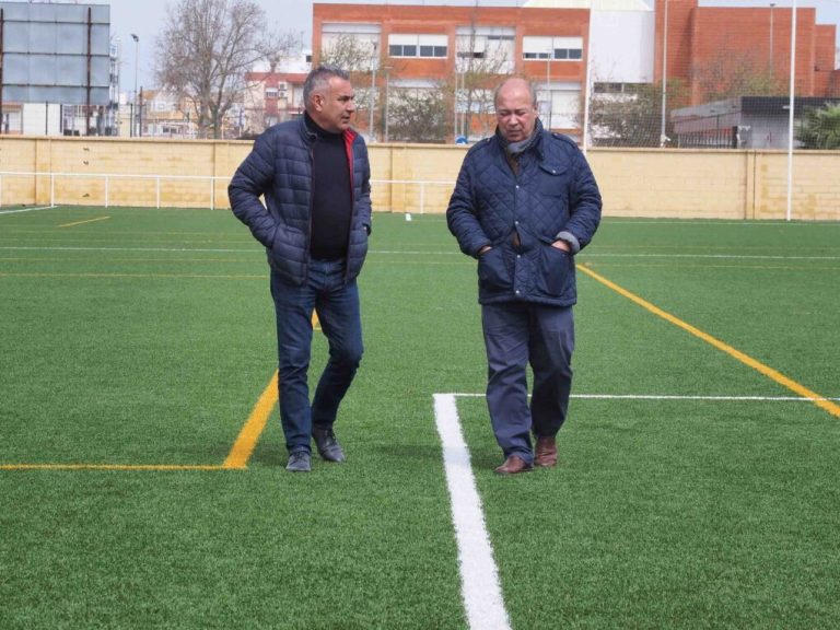 El Ayuntamiento de Isla Cristina inaugura los trabajos de remodelación del campo de fútbol del complejo ‘Emilio de los Santos, El Candel’, tras invertir más de 325.000 euros