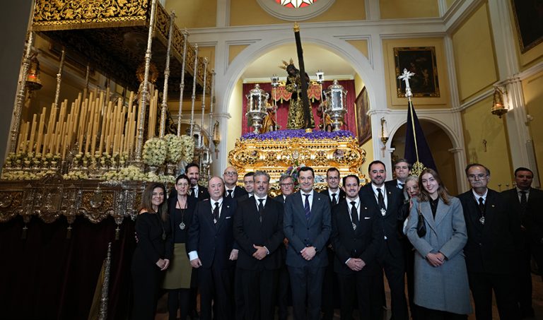 El presidente de la Junta anima desde Huelva a disfrutar de la Semana Santa de Andalucía: “Tenemos motivos para sentirnos orgullosos y protegerla”