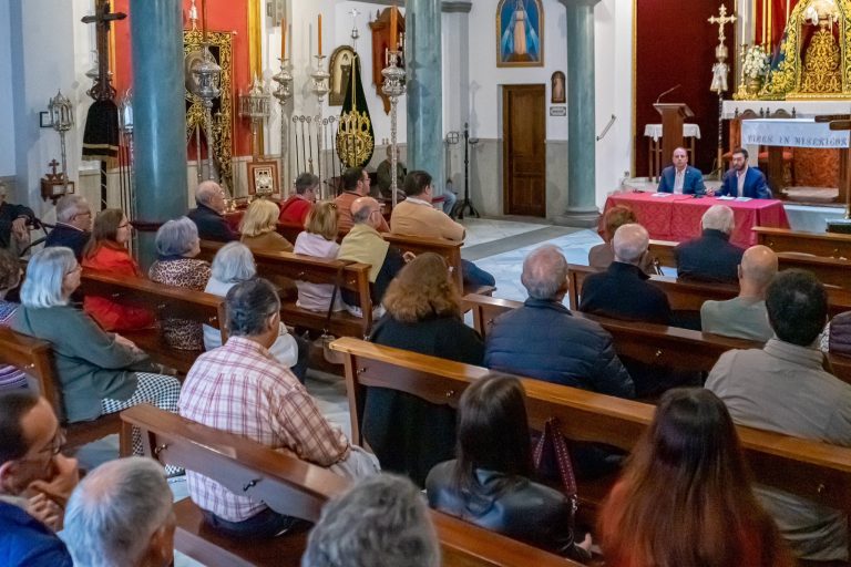 El periodista onubense Toni Garrido publica un libro sobre curiosidades de la Semana Santa de Huelva