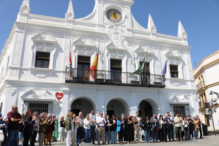Cartaya guarda un emotivo minuto de silencio por la última víctima de violencia de género, vecina de la localidad