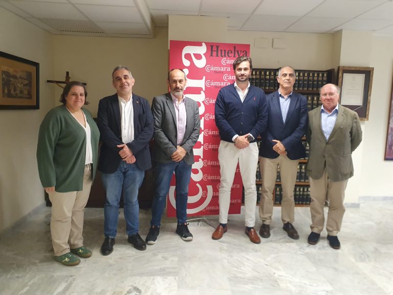 El candidato a rector de la Universidad de Huelva, José Rodríguez, presenta su proyecto a la Cámara de Comercio de Huelva