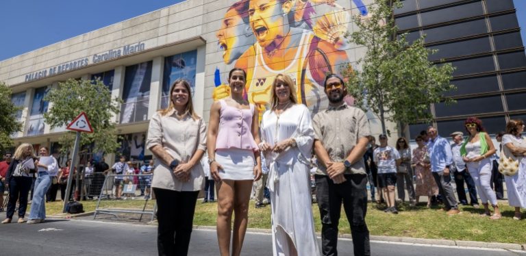 Huelva homenajea a la campeona Carolina Marín con un gran mural que desde hoy decora la fachada del Palacio de Deportes que lleva su nombre